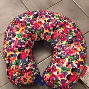 Isaac Mizrahi neck travel pillow